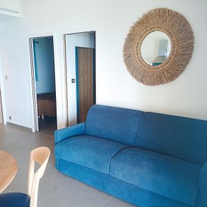 Photo de la pièce à vivre entièrement refaite, avec de nouveaux meubles pour cette résidence de vacances corse en bord de mer Cantu di Mare