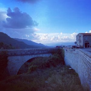 Profitez d'un séjour en Corse pour découvrir le joli village dont cette photo montre la vue, pour assister au Catenacciu Sartène