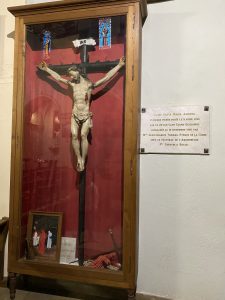 Photo du Christ en Croix dans l'église de Sartène, où a lieu chaque année, le Vendredi Saint, le célèbre Catenacciu Sartène