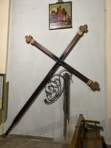 Photo de la croix exposée dans l'église de Sartène toute l'année, qui sert d'élément central pour le Catenacciu Sartène, chaque Vendredi Saint