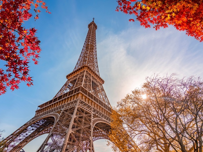 vue de la tour Eiffel depuis le sol