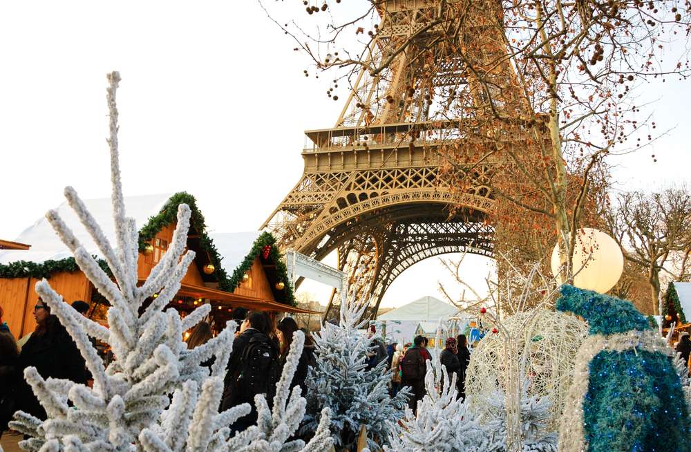 village de Noël au pied de la tour Eiffel Paris