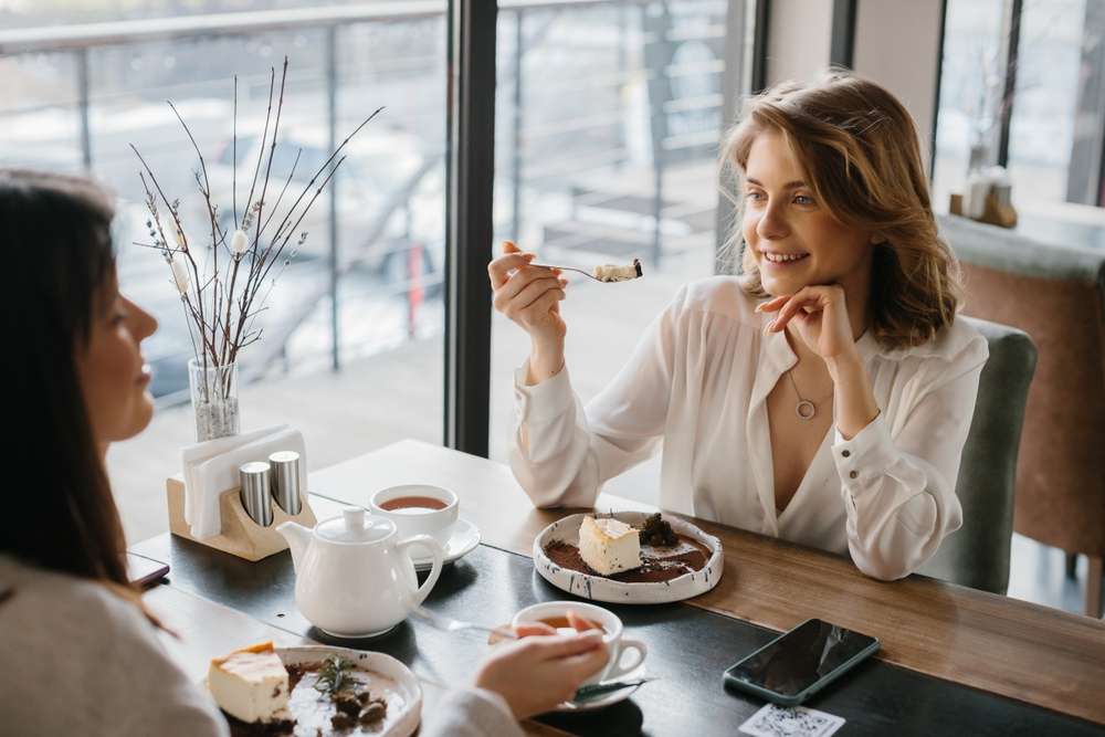 boire un thé et manger une pâtisserie dans un salon de thé à Paris