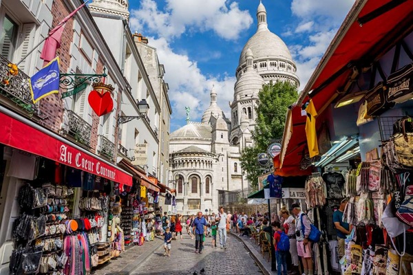 petites boutiques d'artisans dans une ruelle pavé face au Sacré coeur à Montmartre