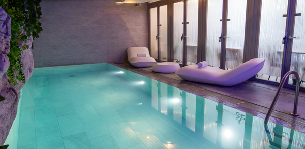 piscine intérieure chauffée de l'hôtel B55 à Paris