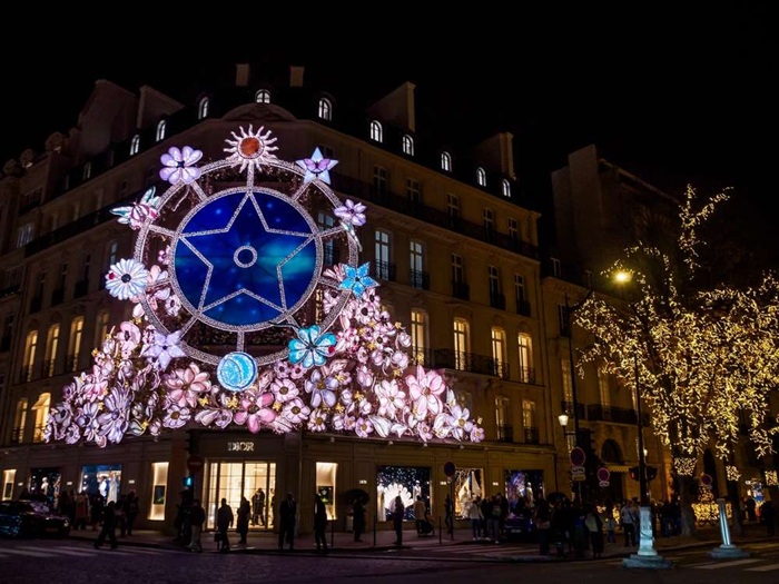 façade illuminée de la boutique Dior à Paris pour Noël