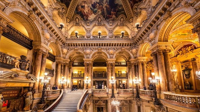 intérieur du Palais Garnier avec le grand escalier et le plafond Chagall