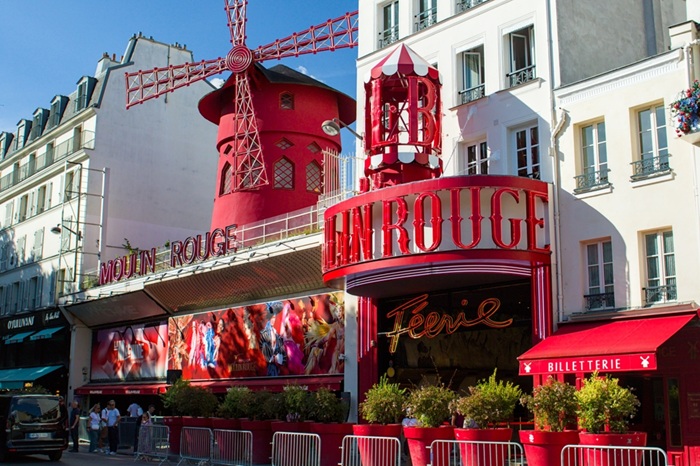 façade du cabaret le Moulin Rouge à Paris