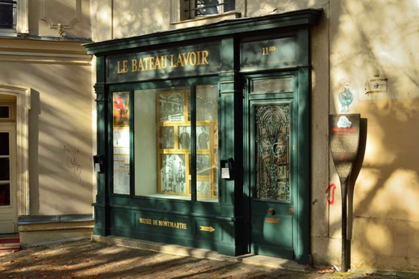 devanture du bateau-lavoir à montmartre