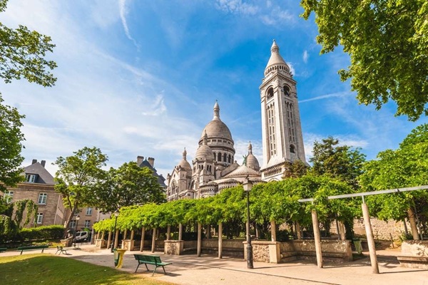 vue sur le Sacré-Coeur depuis le square Louise Michel à Montmartre