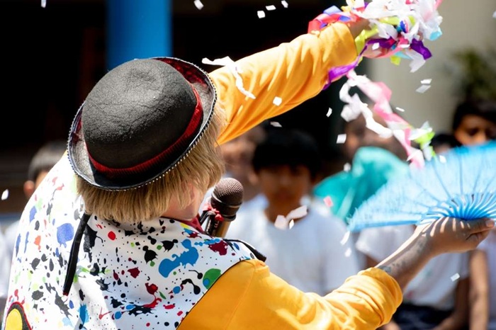 clown qui fait de la magie pour les enfants à Paris