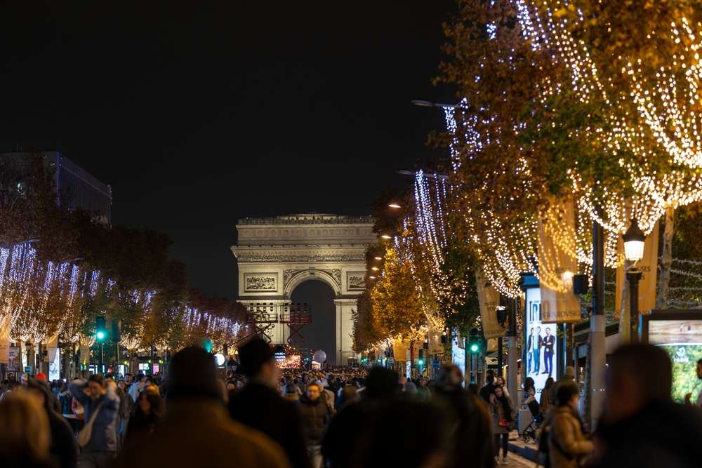 illuminations de Noël des Champs Élysées avec vue sur l'Arc de Triomphe