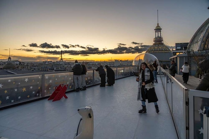 patinoire éphémère sur le toit du Printemps Haussamann
