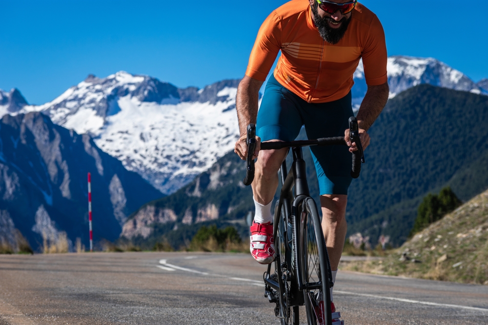 hotel pour cycliste illustré d'un homme en plein effort sur son vélo avec la montagne en arrière plan
