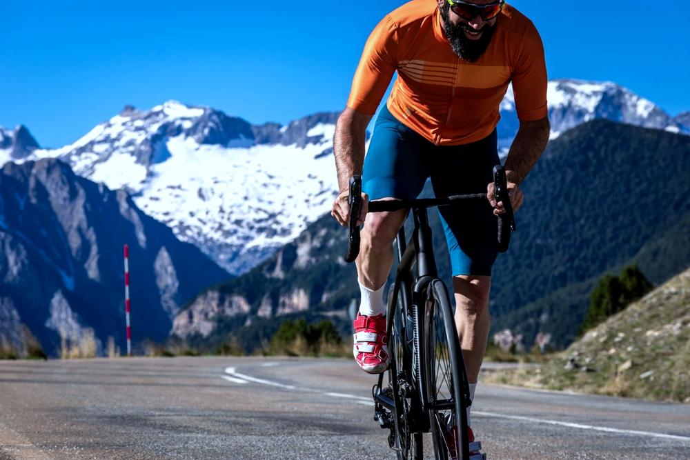 homme à vélo sur les routes de l'Alpe d'Huez