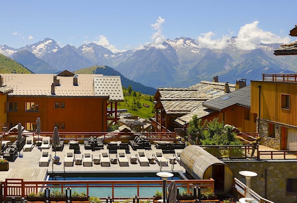 piscine de l'hotel alpe d'huez Grandes Rousses 5 étoiles pour une des plus belles destinations