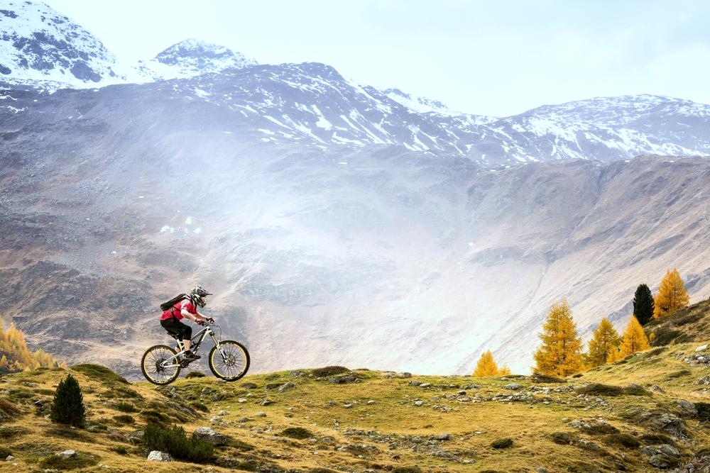 vtt qui d'épanoui à l'Alpe d'huez et réside dans un hotel pour cycliste
