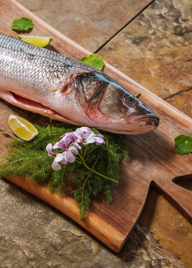 un des restaurants de l'alpe d'huez sert un poisson entier pour une cuisine généreuse