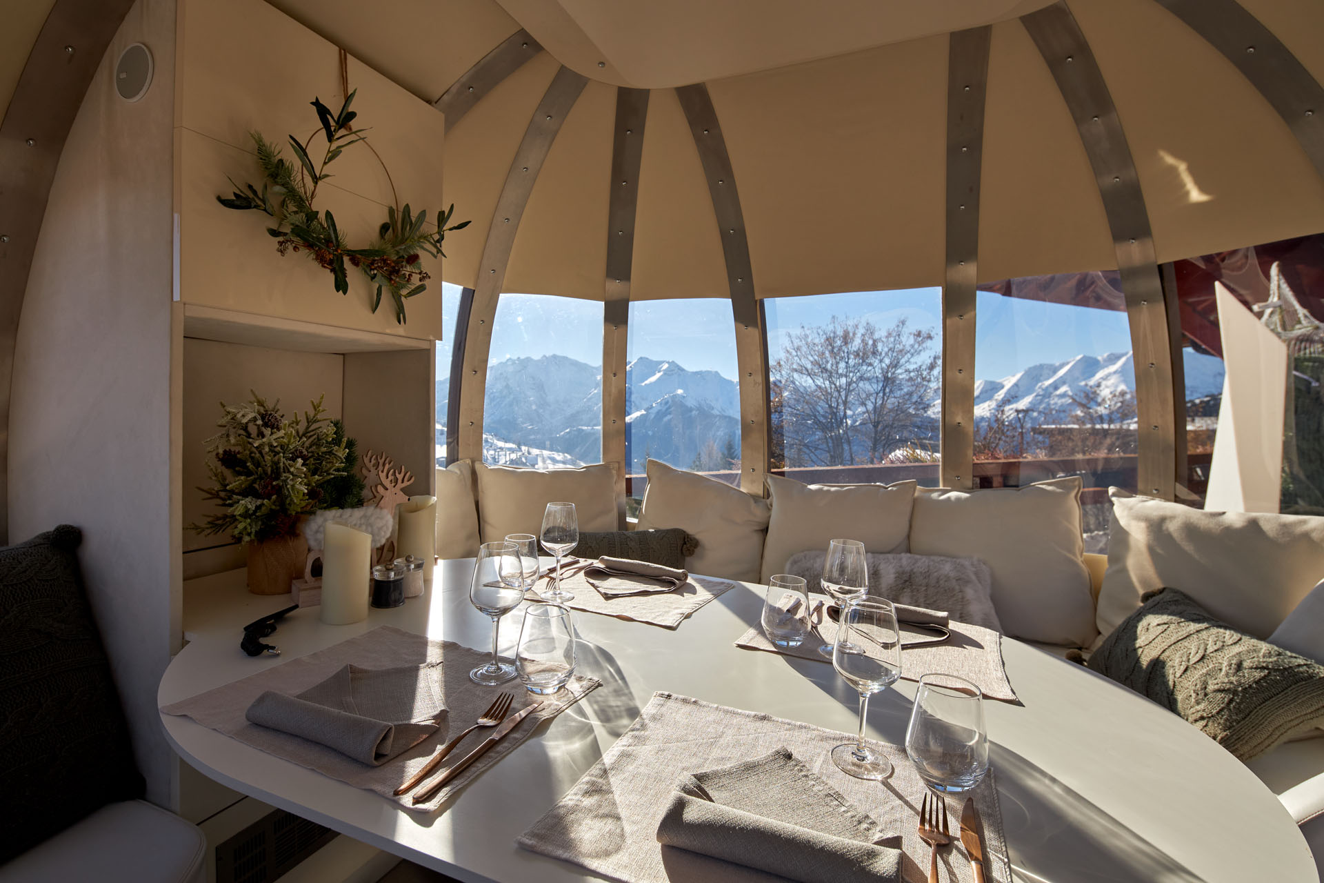table romantique dans une bulle du restaurant alpe d'huez les Mas Hauts