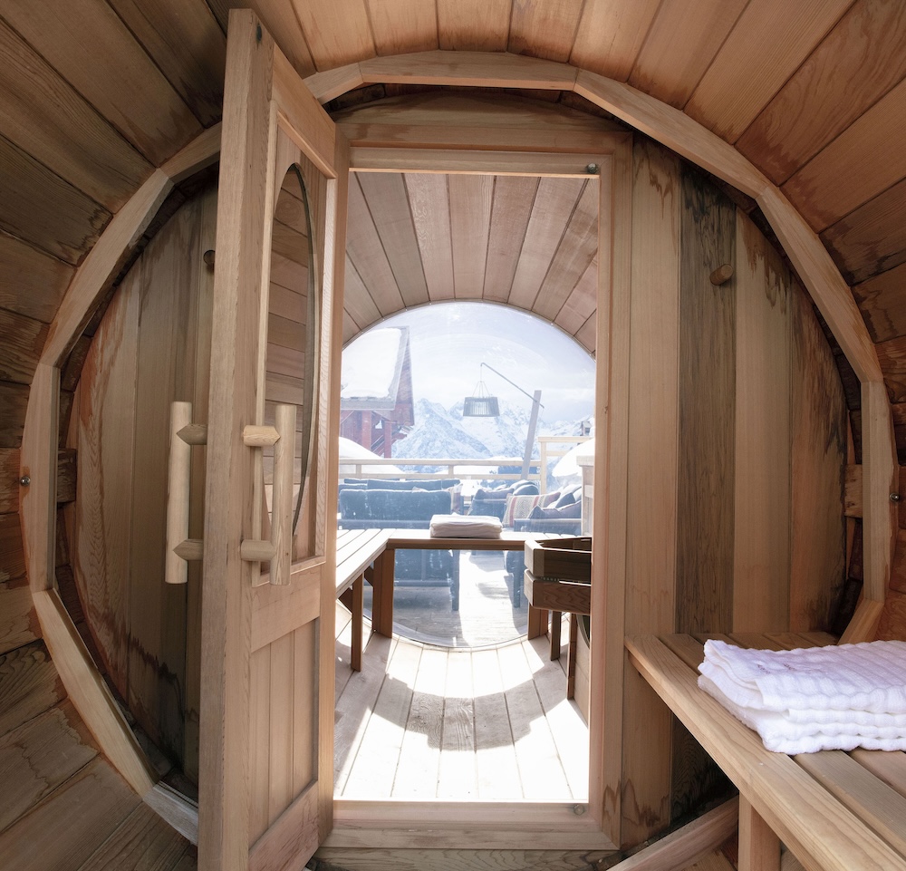 dans un séjour de ski tout compris, découvrez le sauna avec vue sur les montagnes