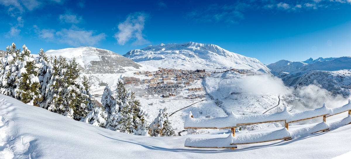 magnifique vue de la station enneigée Alpe d'huez séjour au ski tout compris