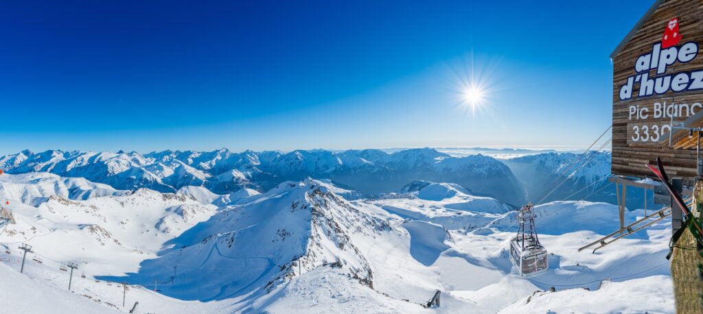vue exceptionnelle du domaine skiable enneigé de la station Alpe d'huez