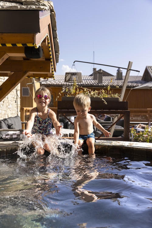garde d'enfant en été avec activité piscine`