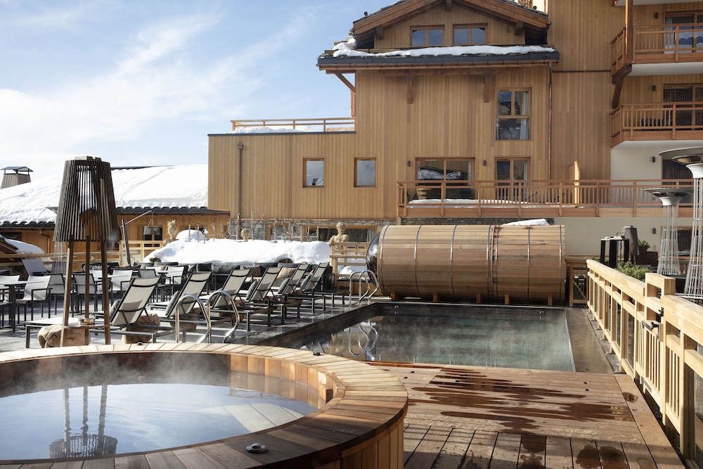 La piscine extérieure chauffée sous la neige du seul hotel de l'Alpe d'huez équipé d'une pisicne