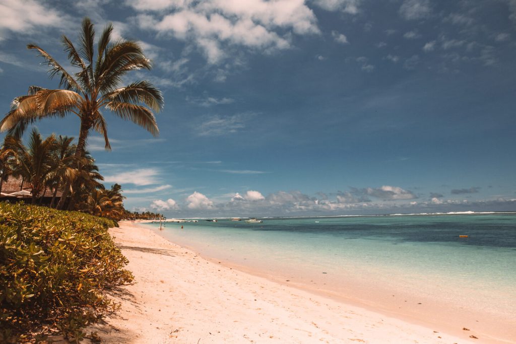 Marhce sur la plage de l'ile maurice