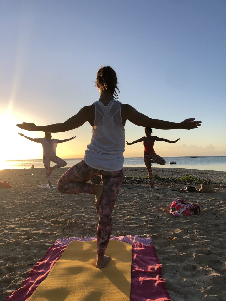 Femme faisant du Yoga à l'ile maurice